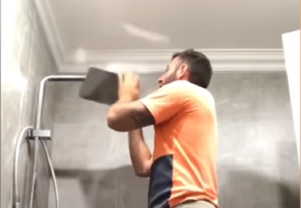 Došao da zameni tuš i šokirao sve svojim glasom!