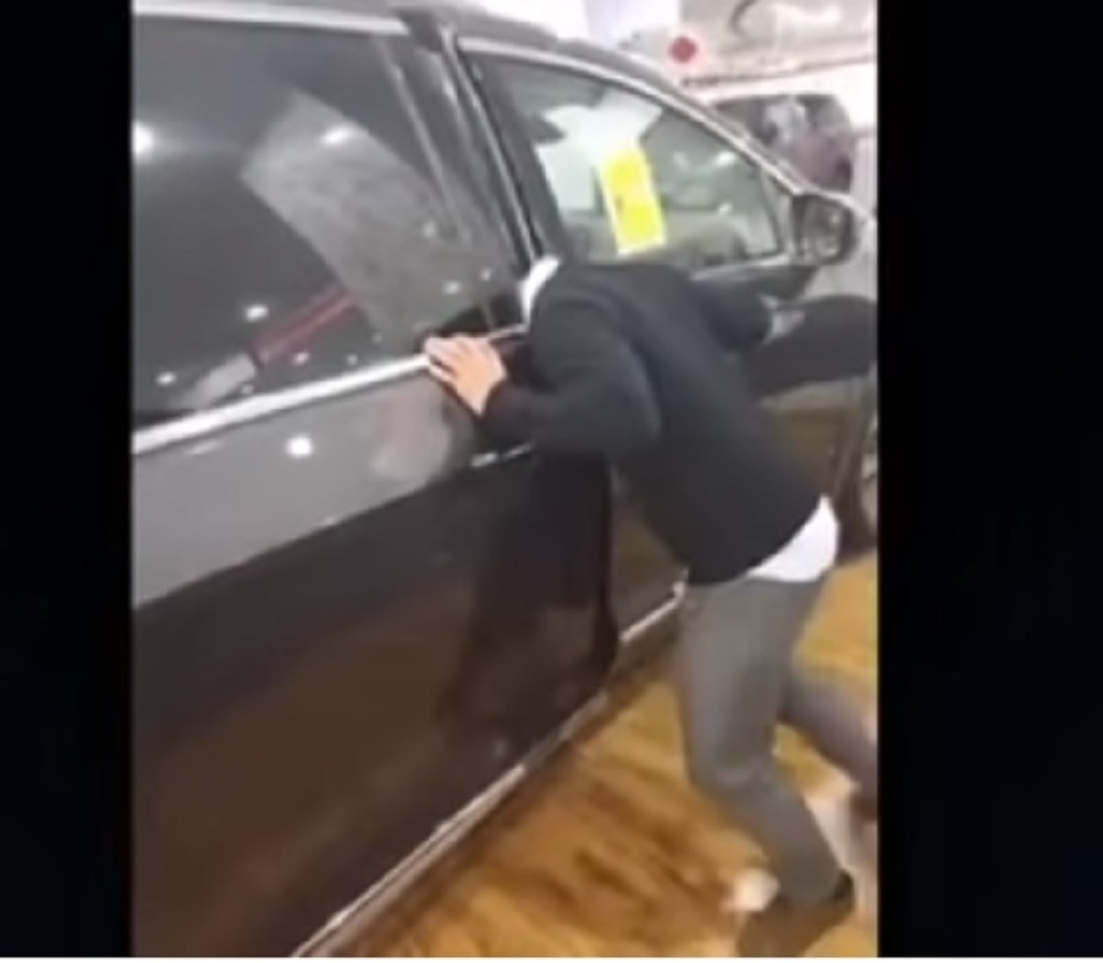 Hteo da pokaže da je auto siguran, pa zamalo ostao bez glave