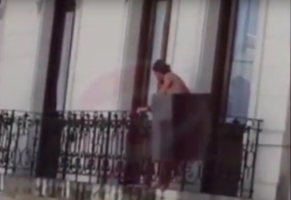 Poseksali se na balkonu, svi gledali i aplaudirali