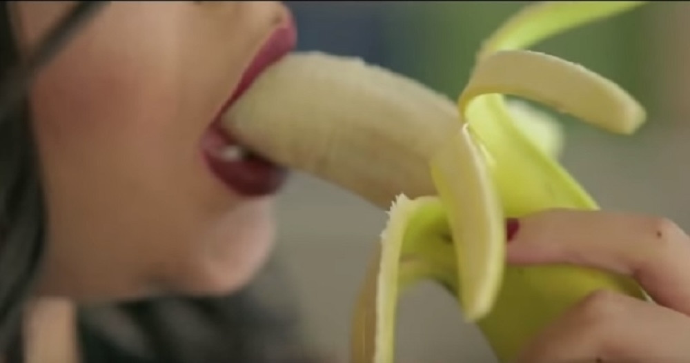 Pevačica uhapšena jer je simulirala oralni seks sa bananom
