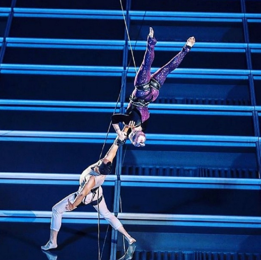 Pevačica visila sa zgrade od 34 sprata i pevala!