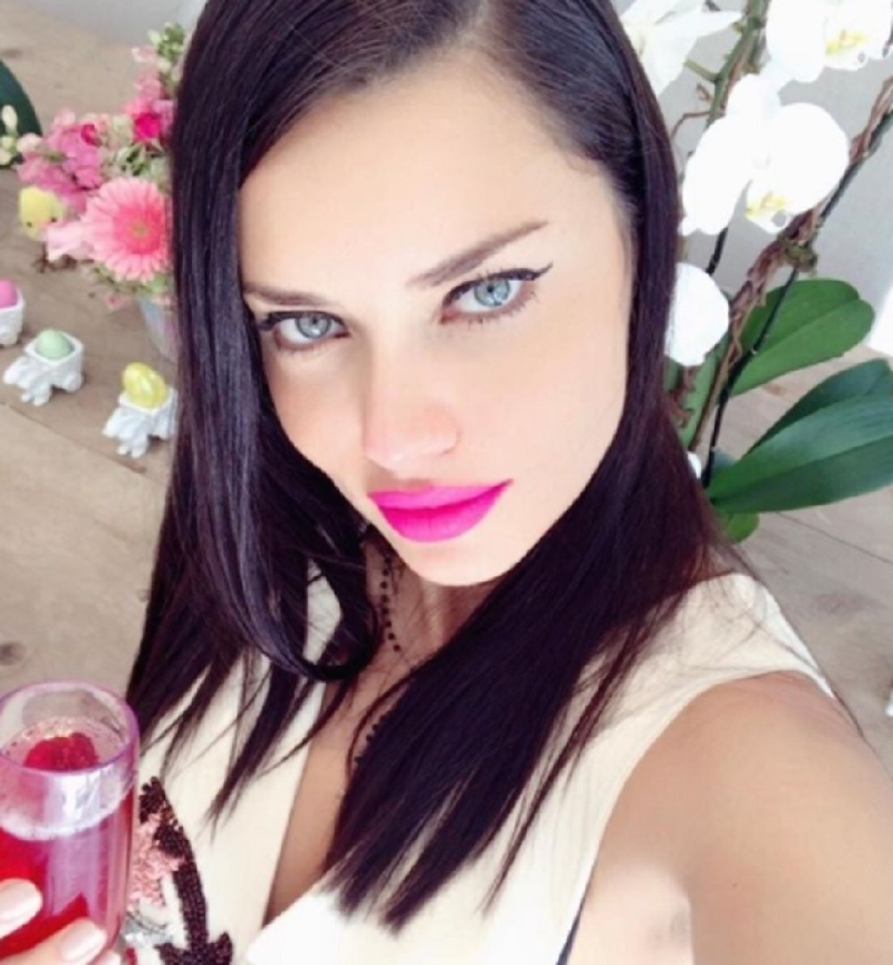 Bivša srpska snajka pokazala božićnu atmosferu iz svog doma sa sve hitom "Jugoslovenka" (VIDEO)