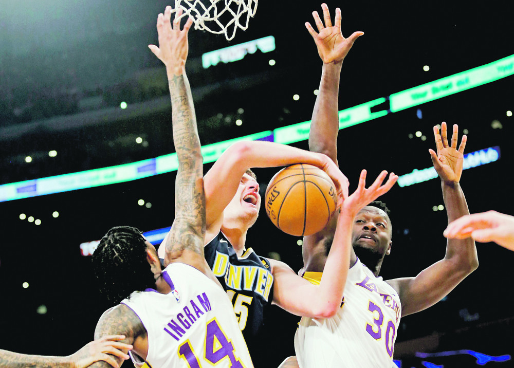 Ameri Nikolu uzeli na zub!