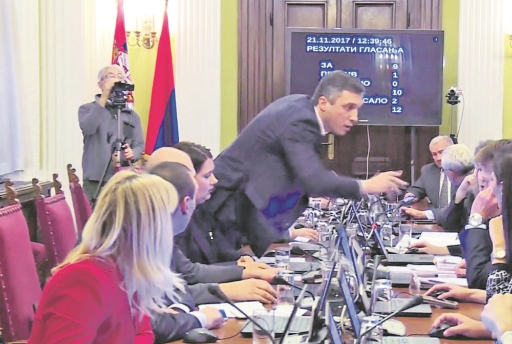 Boško zbog miša leti iz Skupštine!