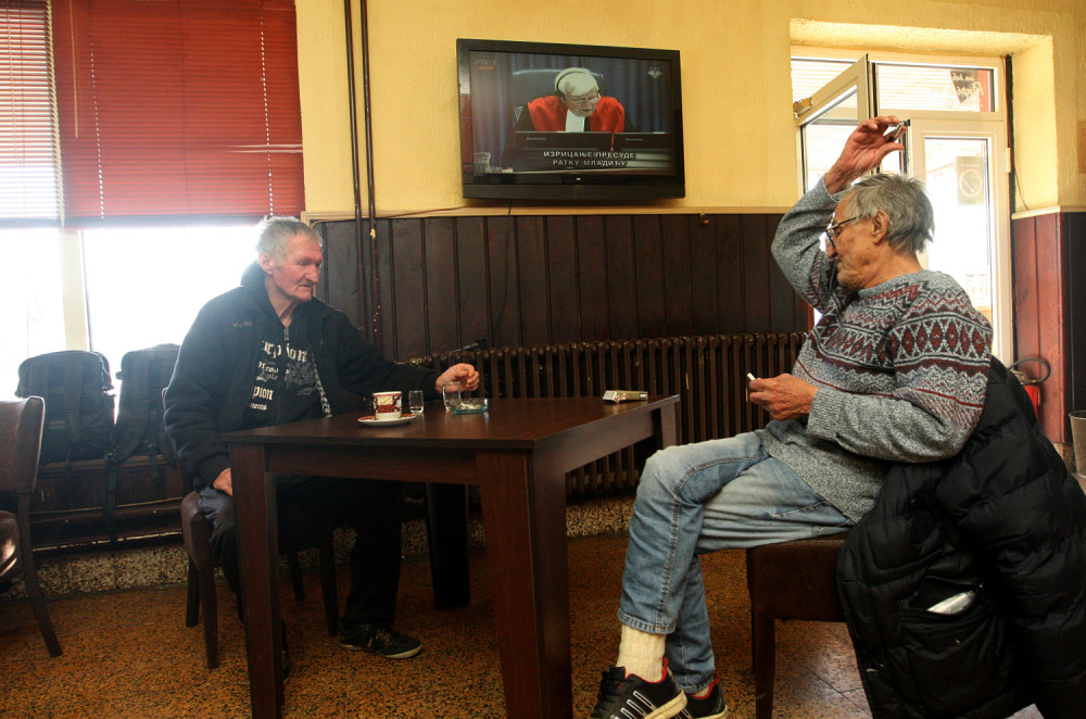 Uz rakiju, psovke i suze navijali za Mladića!