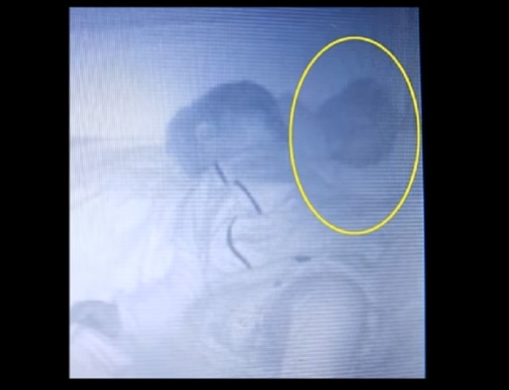 Roditelji zanemeli kada su ugledali ovo pored njihove bebe!