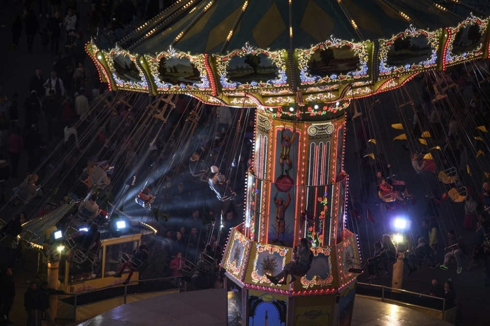 Srušila se vrteška, ima mrtvih, 12 osoba povređeno