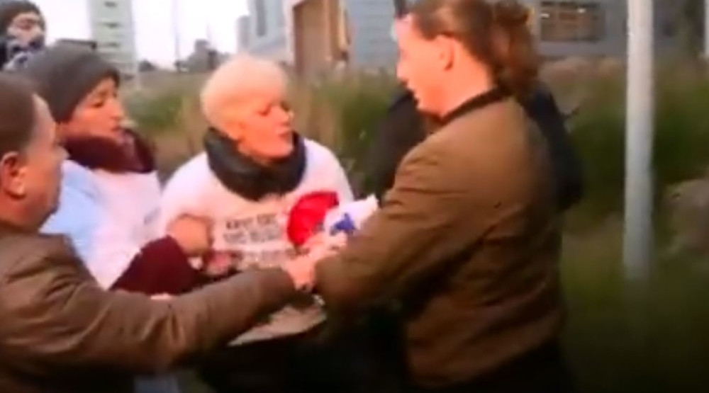 Pogledajte trenutak kada u Hagu otimaju srpsku zastavu (VIDEO)