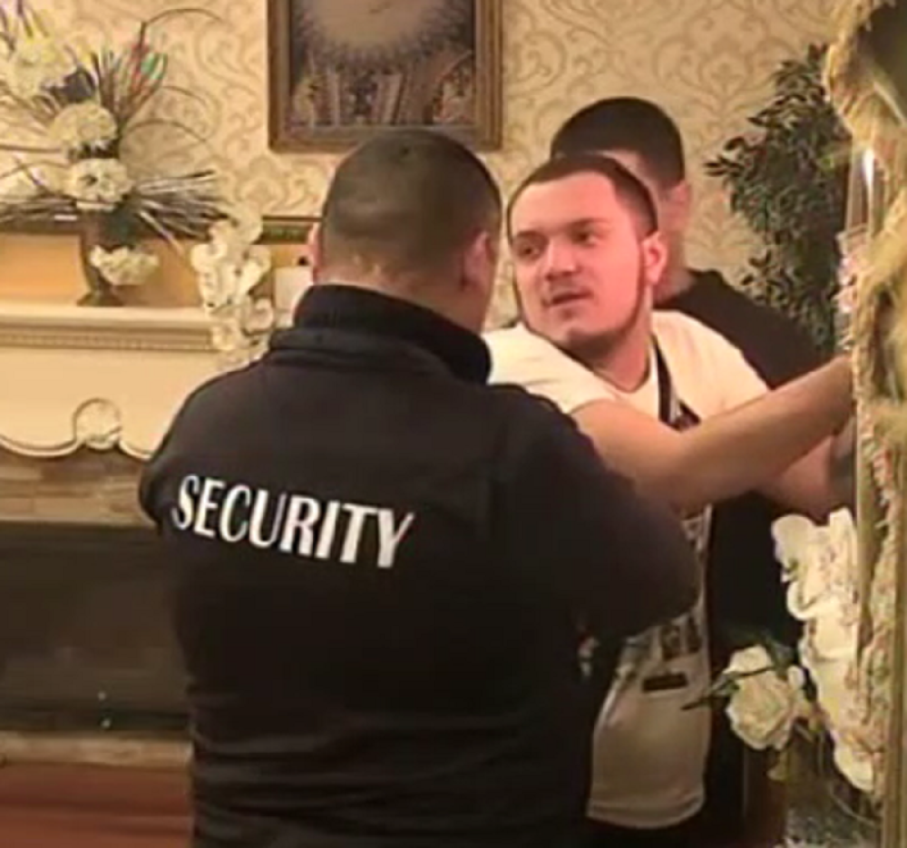 Gastoz izbezumljen, polomiće luster!