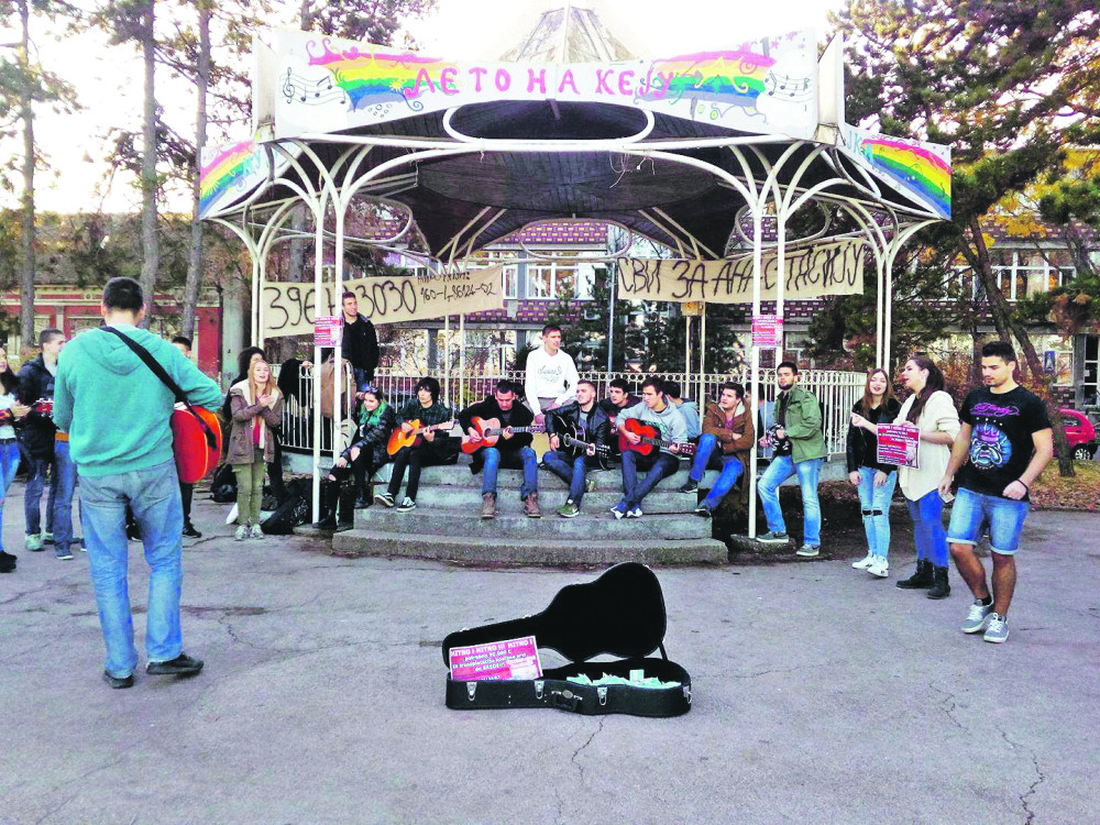 Uz gitare se bore za život drugarice