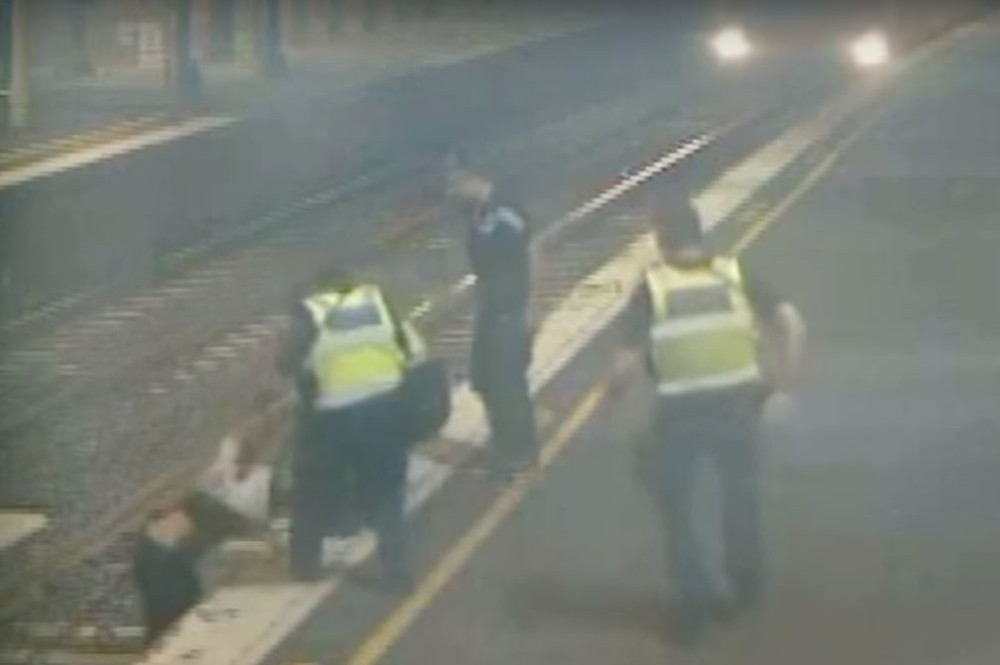 Pijana prelazila preko šina, spasli je u poslednjem trenutku