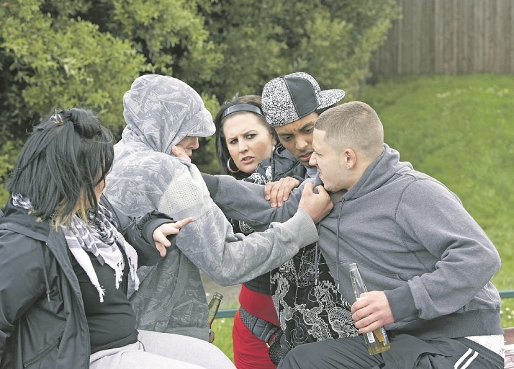 Iz obesti drugaru slomili tri pršljena!