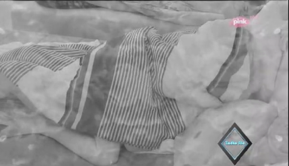 Skinuo je farmerke i žestoko uzeo zadrugarku (18+)