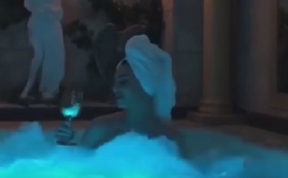 Potpuno gola Kaća Grujić pokazala kako uživa u luskuzu!