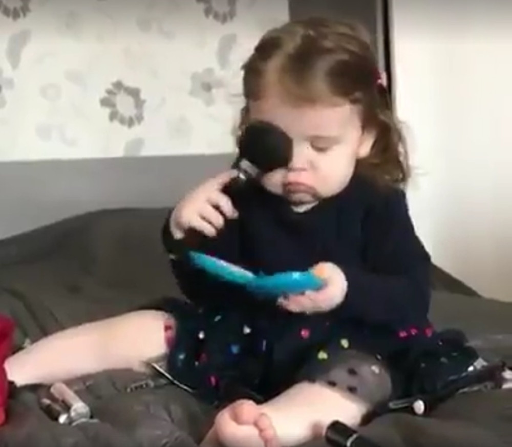 Raznežićete se kada vidite kako se ova curica šminka! (VIDEO)