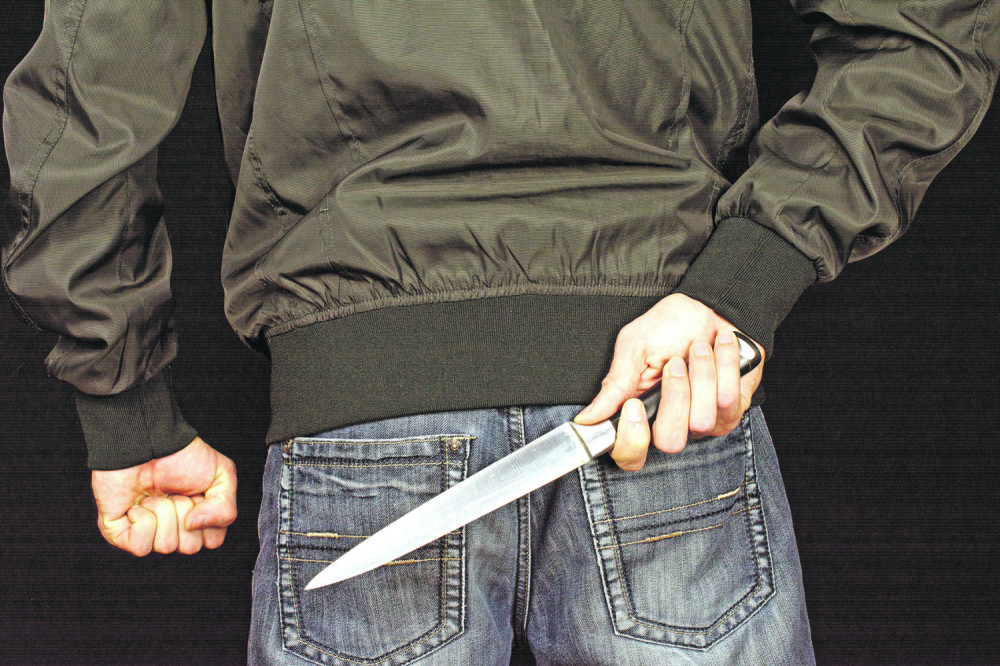 Izbo devojku nadomak policije!