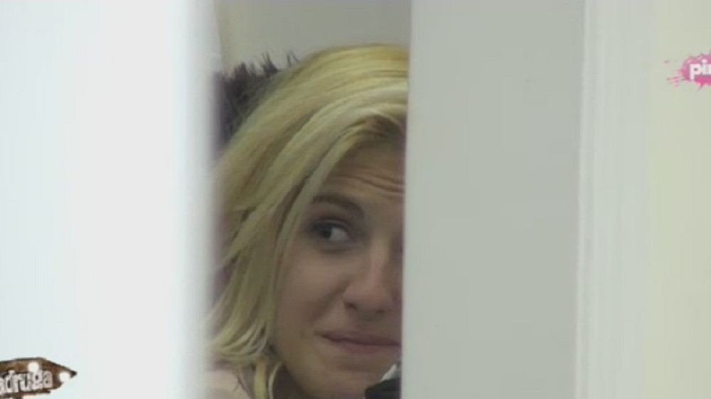 Sara: "Ne je*em, samo se malo ljubimo" (18+)