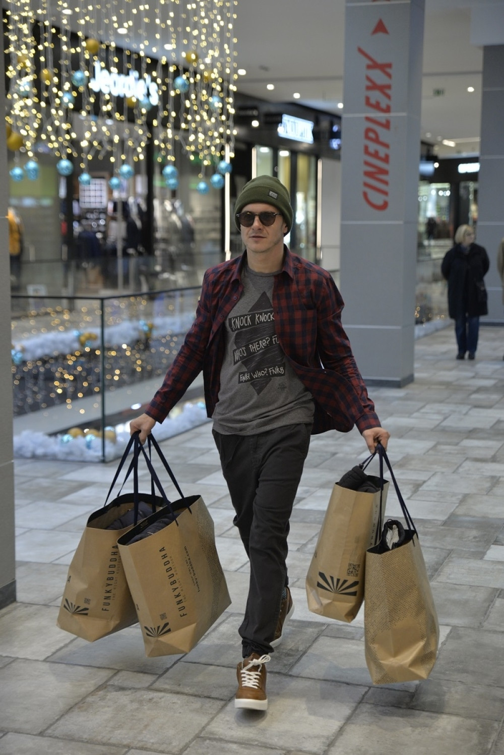 Sale Tropiko ne štedi, evo na šta rasipa novac! (FOTO)