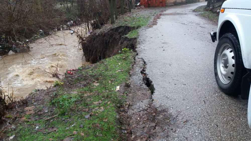 Izlila se Ribarska reka, u Đunisu poplavljen državni put