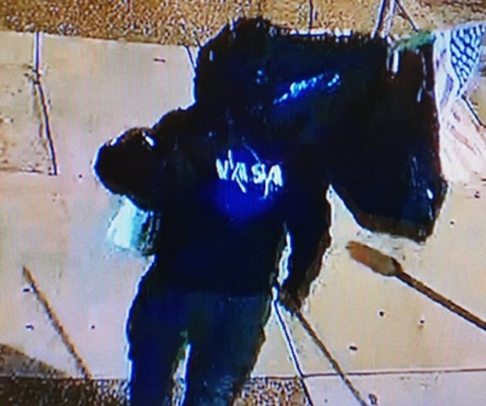 Muškarac pisao preteće poruke ispred džamije