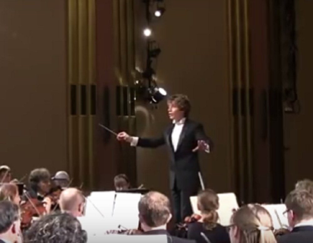 Žena zaspala na koncertu klasične muzike, usledilo je plakanje od smeha (VIDEO)