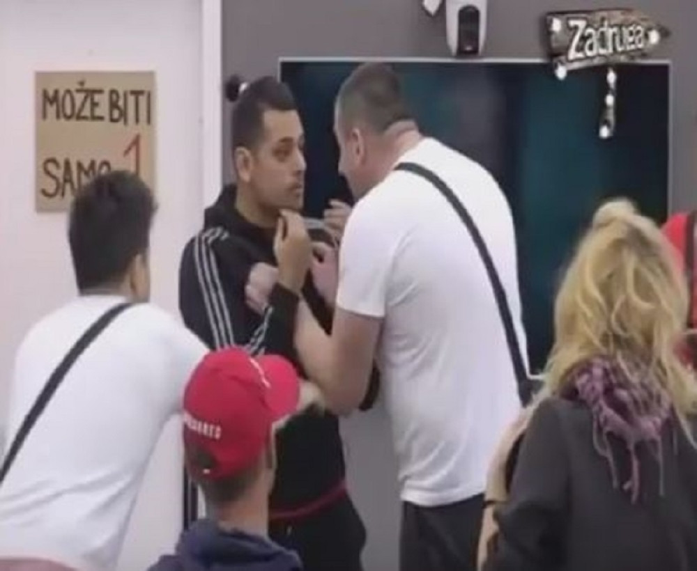 Bora napao Teodoru, Anđelo skočio da ga bije! (18+)