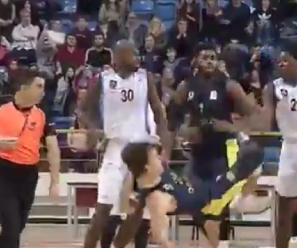 Žoc i igrači bežali sa parketa, rivali nokautirali Veselog