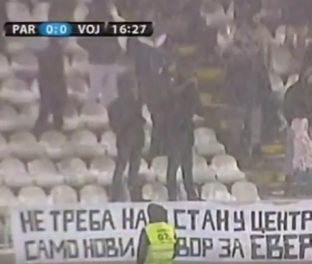 Navijači Partizana poslali poruku upravi usred utakmice
