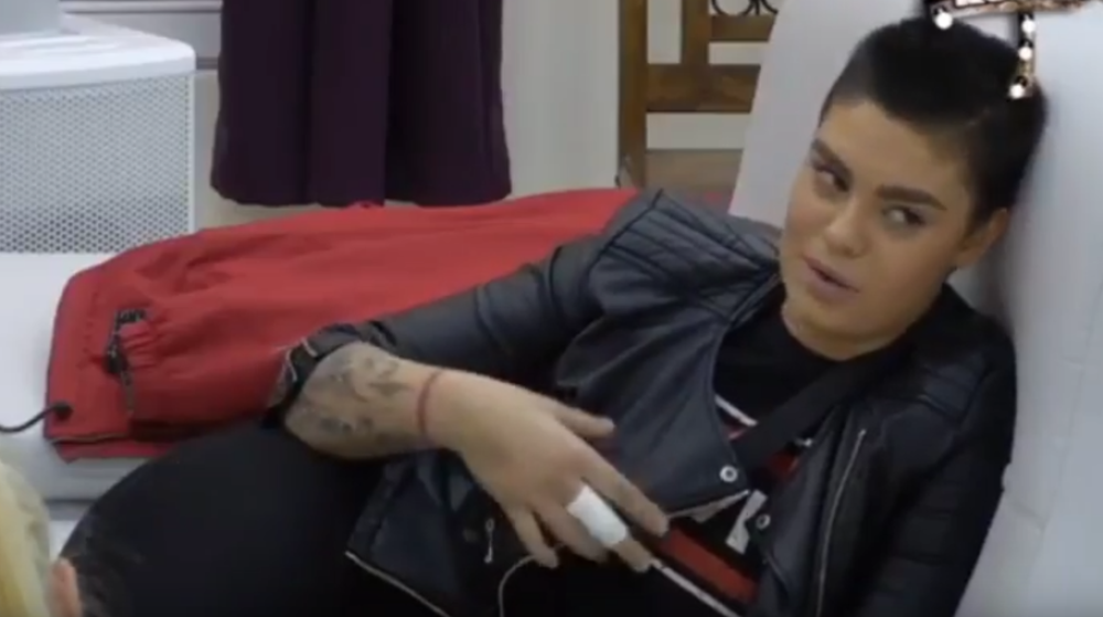 Maloletna Mina pokazala gole grudi i zadnjicu! (18+)