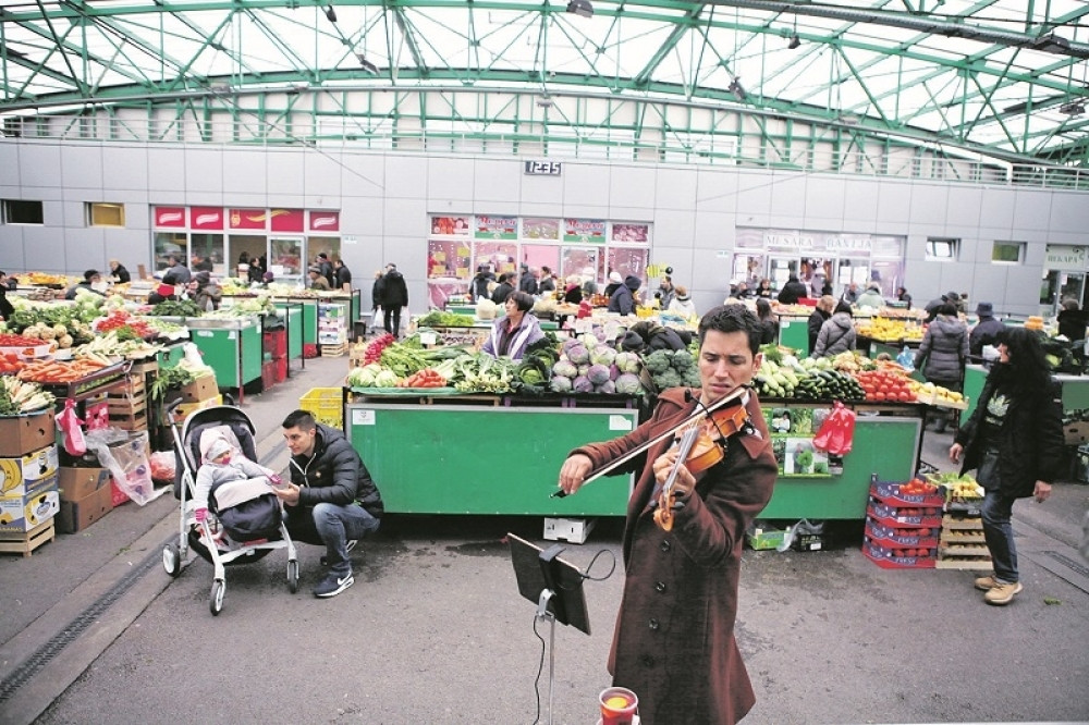 Zvuk violine razgalio beogradsku pijacu