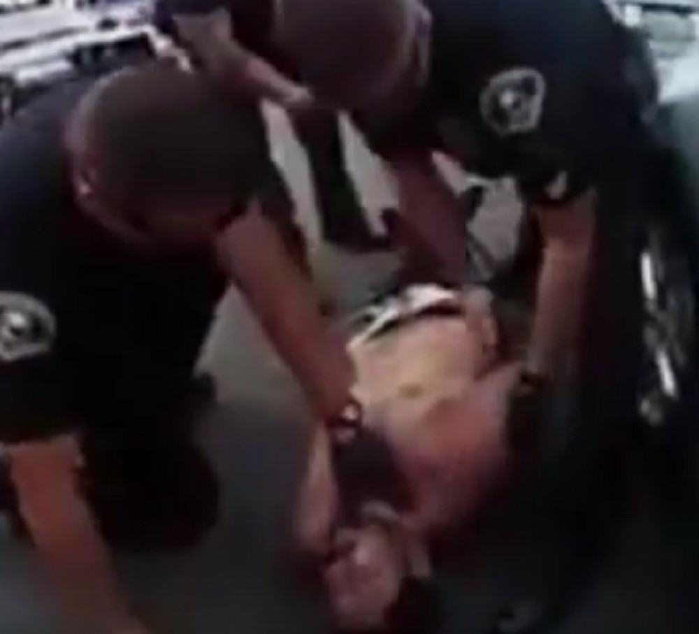 Policajci pretukli momka na mrtvo ime