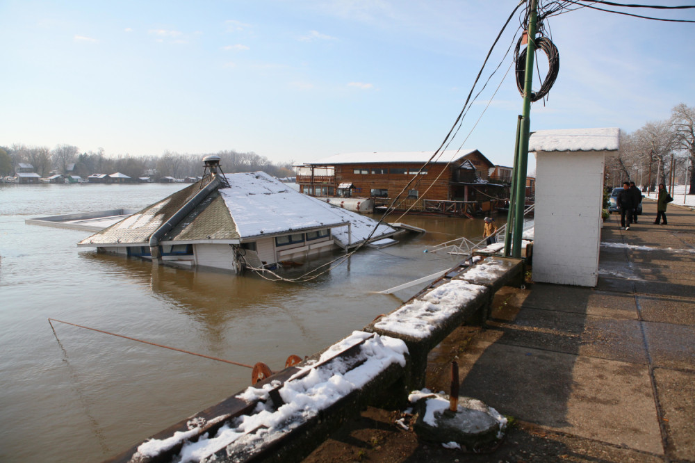 Splav pun gostiju odjednom počeo da tone
