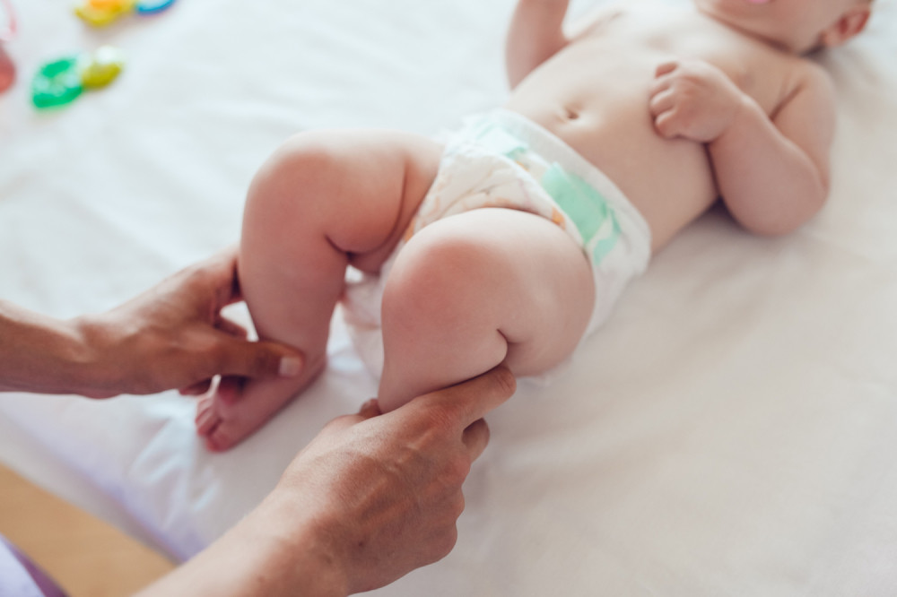 Pesnicom je udarao Pavla po licu jer mu je smetao njegov plač!