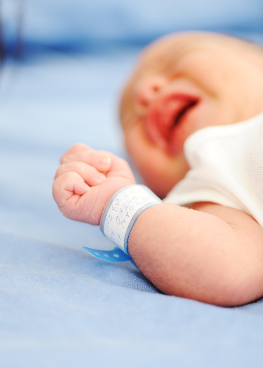 Porodili su je carskim rezom, nakon čega je preminula, i NOVOROĐENČE je zadesila ista sudbina!