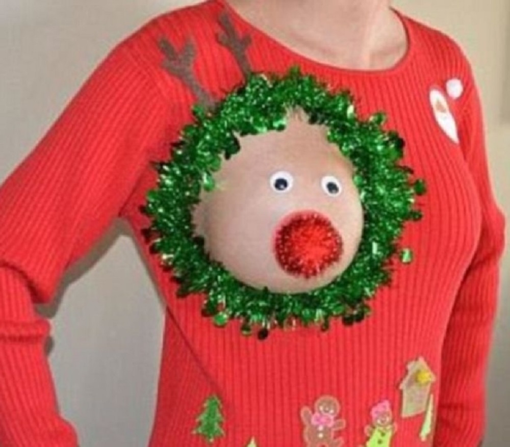 Žene pokazuju gole grudi i maskiraju ih u Rudolfa (FOTO)