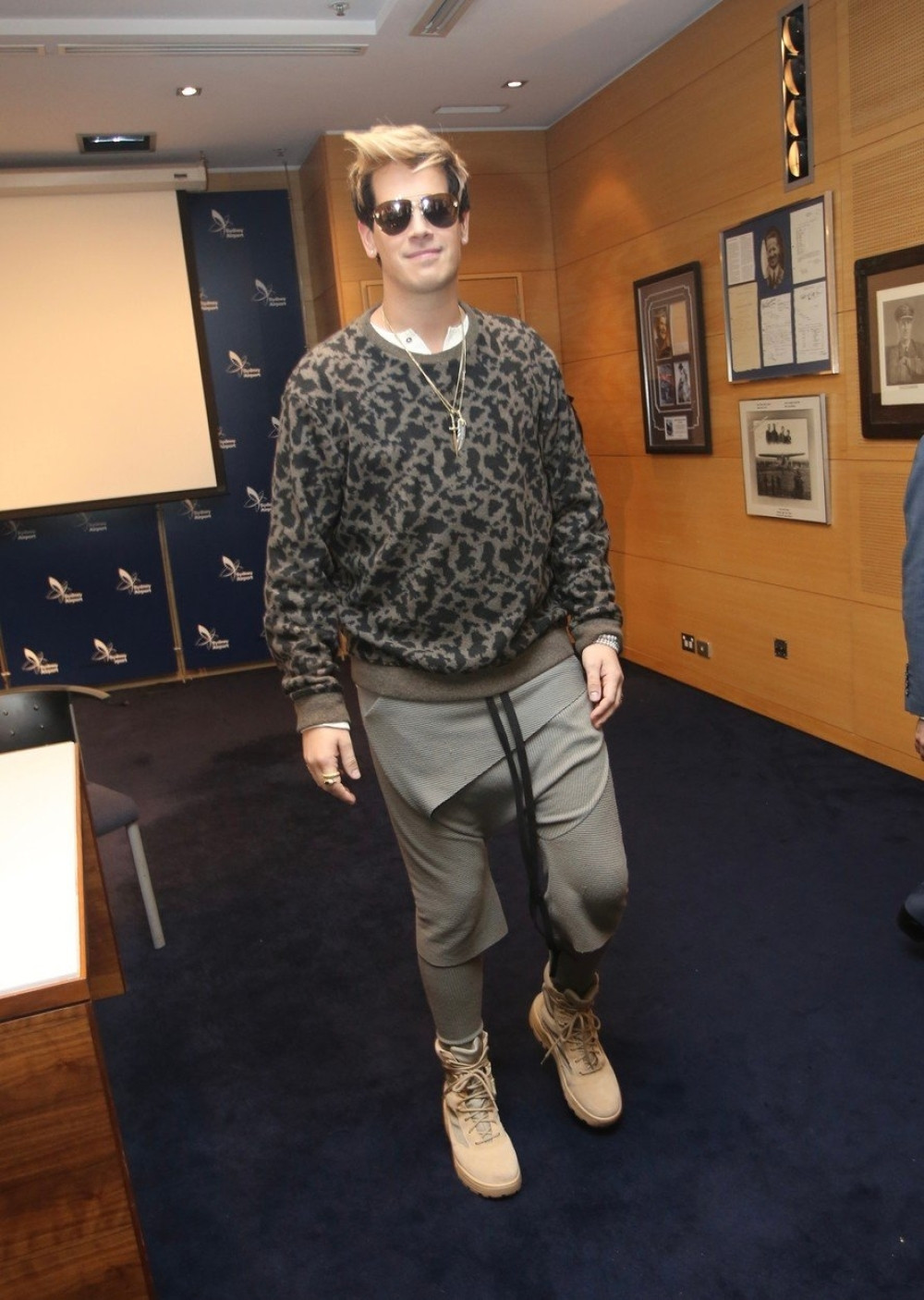 Milo je sin grčkog mafijaša, bezobrazno je bogat, gej je, a mrzi gejeve