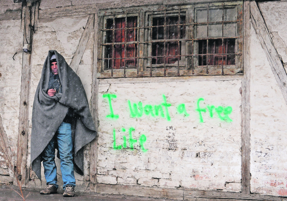 Migrant provalio u kuću u Gospiću, a vlasniku ostavio potresnu poruku na vratima: "Oprosti, prijatelju, mnogo sam..."  (FOTO)