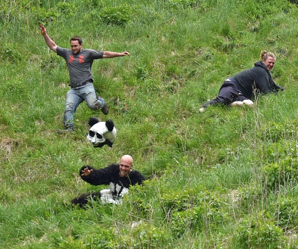 Ludi sport: Jurcanje za sirom!