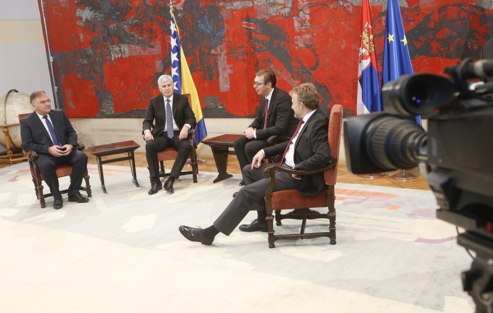 Vučić svečano dočekao članove Predsedništva BiH