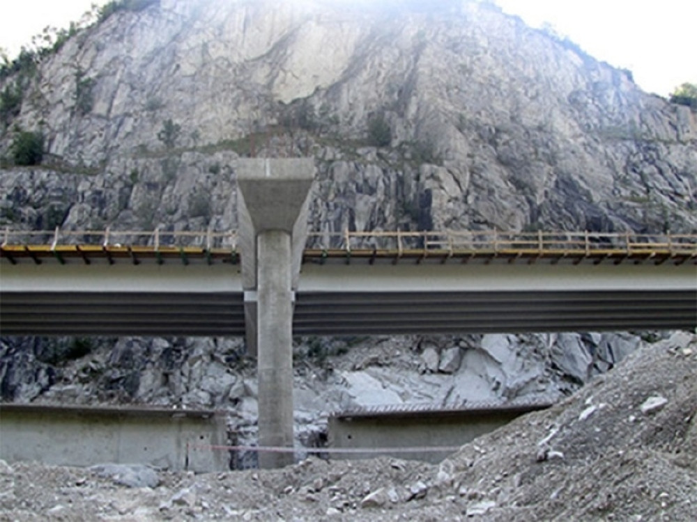 Kamion sleteo niz liticu!