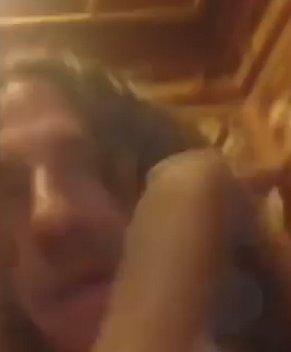 Pujola obožavateljka gađala "velikim penisom"