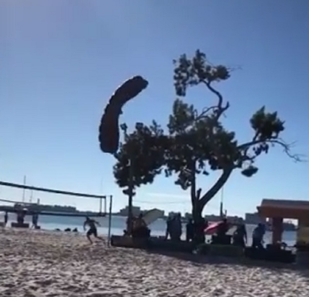 Deda Mraz se srušio na drvo i slomio nogu