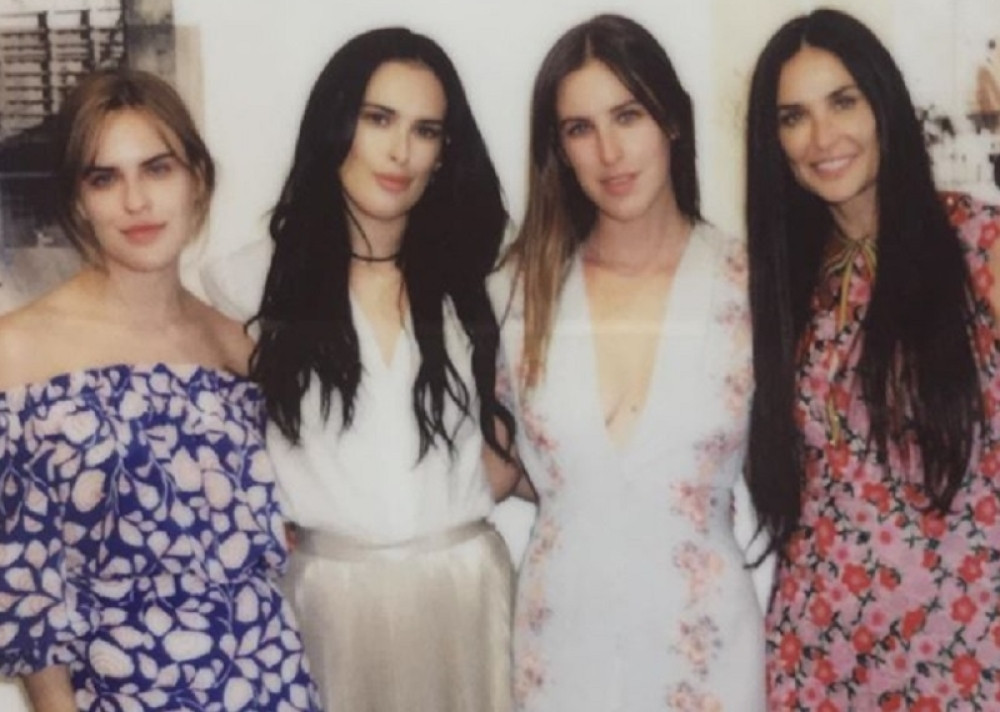 Ćerka poznatog holivudskog para ostavila bez teksta sve na plaži, ovaj prizor će mnogi pamtiti! (FOTO/VIDEO)