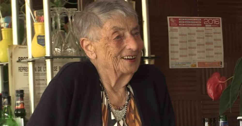 Ima 100 godina, dan započinje čašicom, a zna da lumpuje i do jutra!