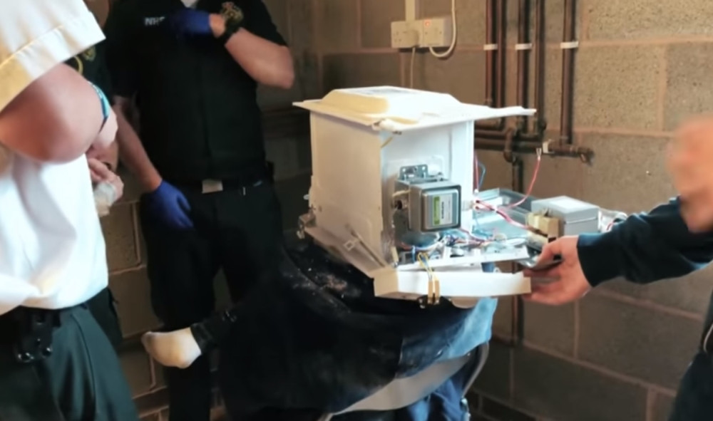 Zacementirao glavu u mikrotalasnu, spasavali ga satima!