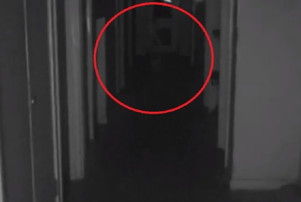 Čovek snimio duh deteta u hodniku dvorca!