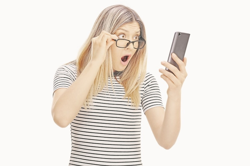 OTKRIVAMO!~Manijak iz Vlade slao devojkama slike penisa!