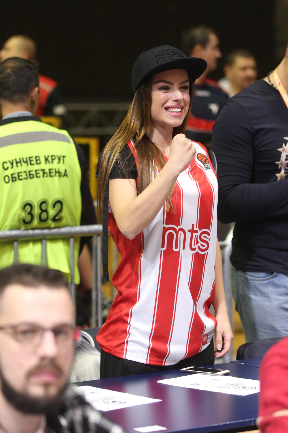 Misteriozna lepotica zapalila "Pionir"