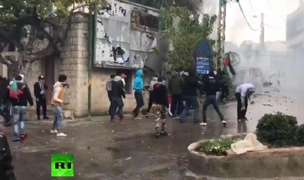 Sukob policije i demonstranata, rade suzavac i vodeni topovi!