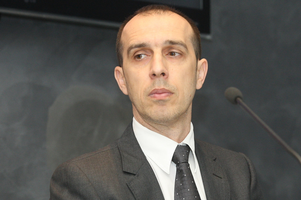 Lider u kopačkama, gospodin u fotelji